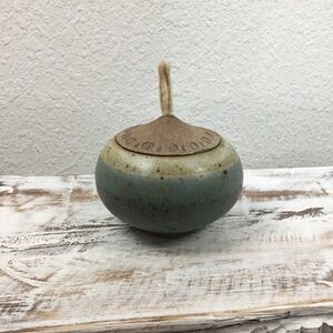 BEAUTIFUL vintage ceramic oil pot with lid